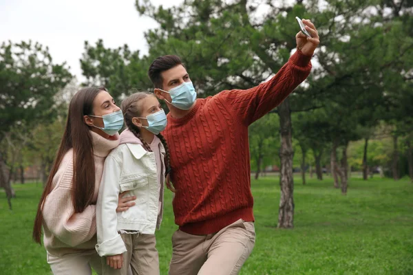Familia Encantadora Tomando Selfie Juntos Parque Durante Pandemia Coronavirus — Foto de Stock