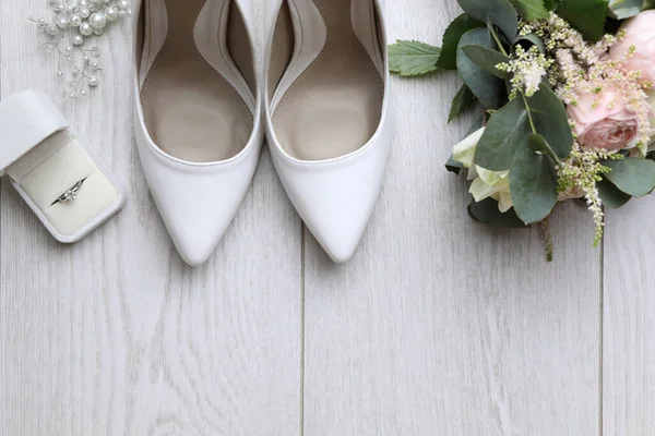 Composição Leigos Planos Com Sapatos Salto Alto Casamento Chão Madeira — Fotografia de Stock