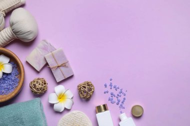 Menekşe arkaplanda spa maddeleri olan düz bir kompozisyon. Metin için boşluk