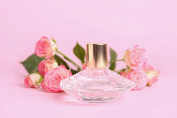 Botella Perfume Lujo Rosas Sobre Fondo Rosa —  Fotos de Stock