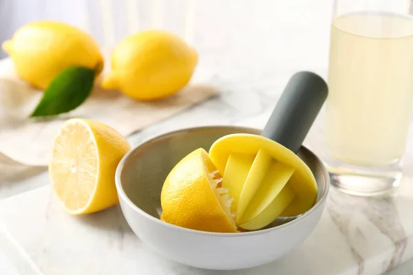 Plastový Citrusový Drtič Citronovou Půlkou Misce Stole — Stock fotografie