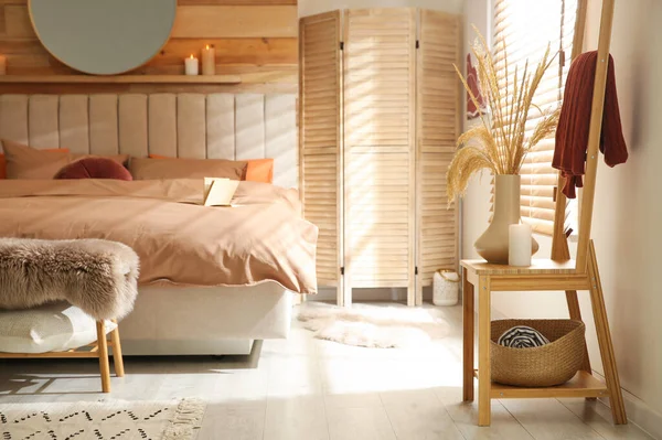 Ліжко Коричневою Постільною Білизною Затишній Спальні Дизайн Інтер Єру — стокове фото