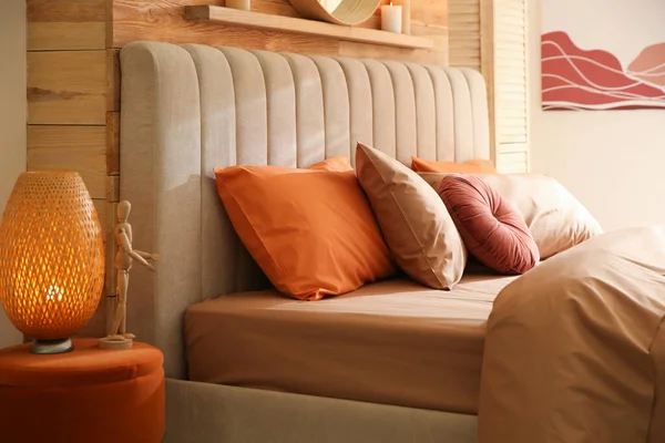 居心地の良いベッドルームで茶色のリネンとベッド インテリアデザイン — ストック写真