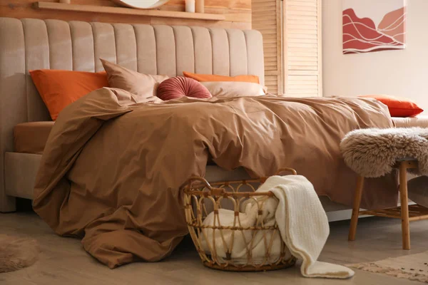 Yatak Odasında Kahverengi Çarşaflı Bir Yatak Tasarım — Stok fotoğraf