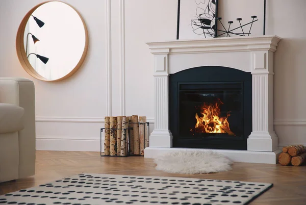 Cheminée Moderne Avec Bois Brûlant Dans Chambre Design Intérieur — Photo