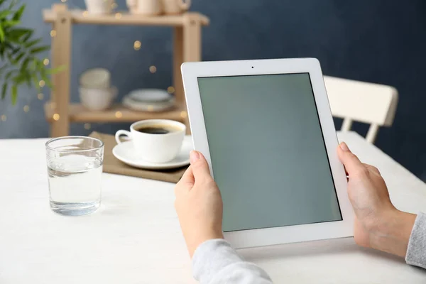 Mujer Joven Usando Nueva Tableta Moderna Cocina Primer Plano — Foto de Stock