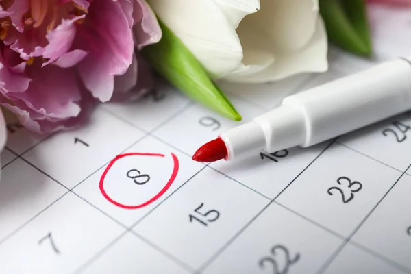 3月8日 日历上的郁金香和红色标记 国际妇女日 — 图库照片