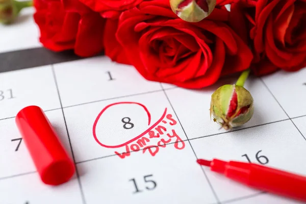 月历上的玫瑰和红色记号接近3月8日 国际妇女日 — 图库照片