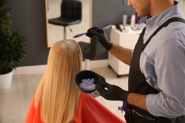 Professionell Frisör Döende Hår Skönhetssalong Närbild — Stockfoto