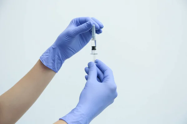 Arzt Hält Spritze Mit Covid Impfstoff Auf Hellem Hintergrund Nahaufnahme — Stockfoto