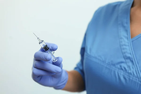 Médico Sosteniendo Jeringa Con Vacuna Covid Sobre Fondo Claro Primer —  Fotos de Stock