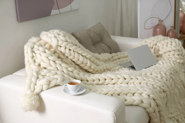 Weich Gestrickte Decke Und Moderner Laptop Auf Der Couch Wohnzimmer — Stockfoto