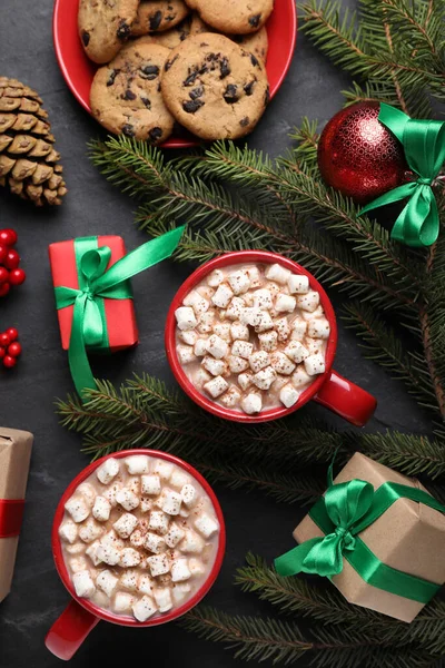 Platte Lay Compositie Met Kopjes Heerlijke Warme Cacao Zwarte Tafel — Stockfoto