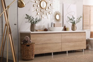 Modern banyo içinde şık bir ayna ve kap lavabosu var.