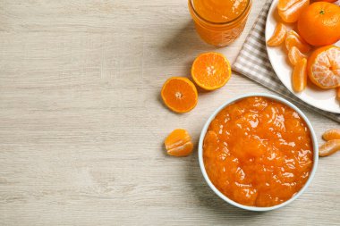 Düz kompozisyon ve ahşap masaya mandalina reçeli. Metin için boşluk