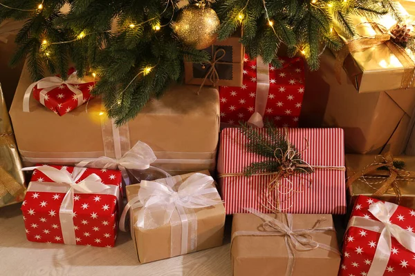 Κουτιά Δώρων Κάτω Από Χριστουγεννιάτικο Δέντρο Φώτα Νεράιδα — Φωτογραφία Αρχείου