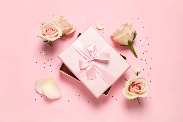 Caixa Presente Elegante Flores Bonitas Confete Sobre Fundo Rosa Flat — Fotografia de Stock