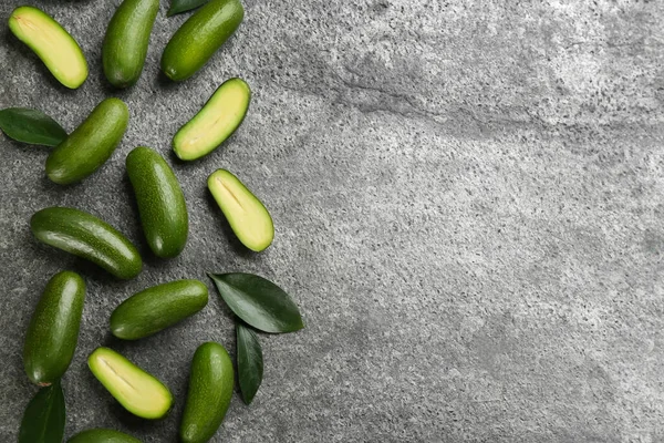 Frische Kernlose Avocados Mit Grünen Blättern Auf Grauem Tisch Flach — Stockfoto