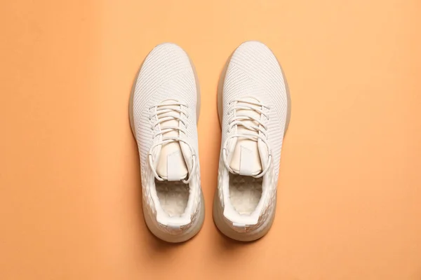 Par Sapatos Esportivos Elegantes Fundo Laranja Flat Lay — Fotografia de Stock