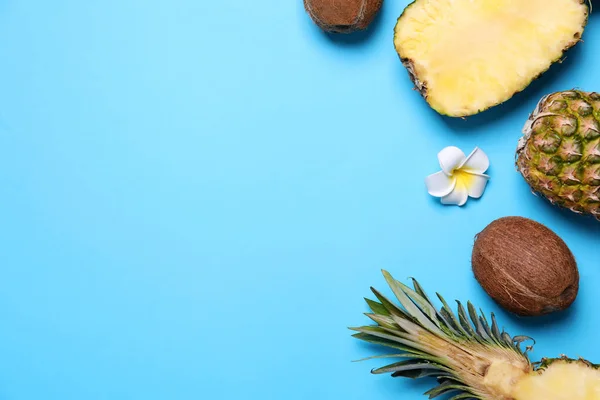 Composición Plana Con Piñas Cocos Sobre Fondo Azul Claro Espacio — Foto de Stock