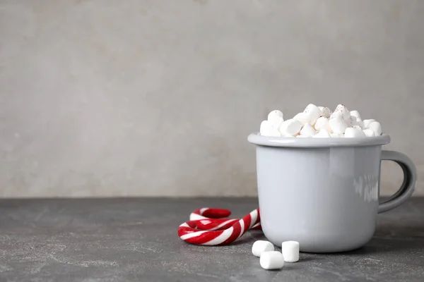 Tasse Leckeres Heißgetränk Mit Marshmallows Neben Zuckerstangen Auf Grauem Tisch — Stockfoto