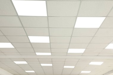 Ofis odasında aydınlatma olan beyaz tavan