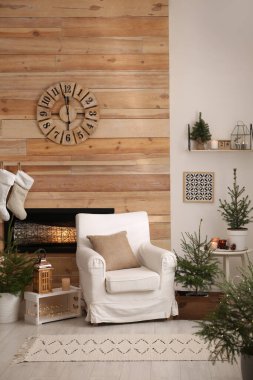 Odasında şömineli köknar ağaçları ve Noel süsleri vardı. Şık iç tasarım