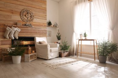 Odasında şömineli köknar ağaçları ve Noel süsleri vardı. Şık iç tasarım