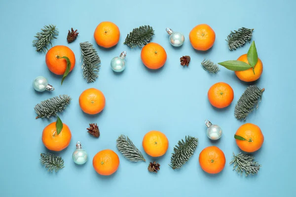 Rámeček Vánočních Míčků Mandarinek Světle Modrém Pozadí Plochý Ležel — Stock fotografie