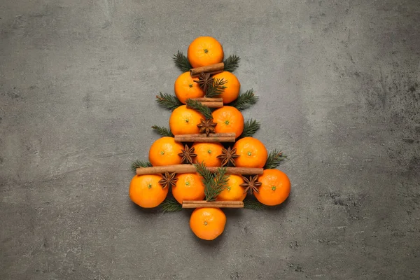 Vánoční Stromek Tvaru Mandarinek Šedém Pozadí Plochý Ležel — Stock fotografie