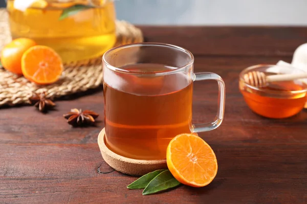 Copo Com Chá Aromático Quente Laranja Fresca Mesa Madeira — Fotografia de Stock