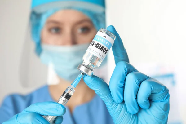 Läkarens Påfyllningsspruta Med Vaccin Mot Covid Inomhus Fokus Händer — Stockfoto