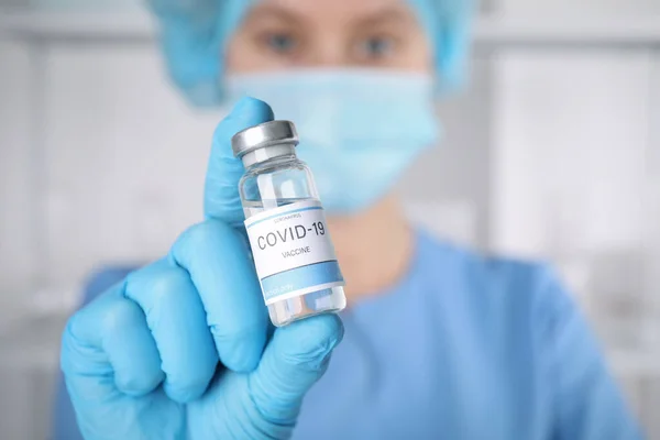 Médico Con Vacuna Contra Coronavirus Laboratorio Enfoque Mano —  Fotos de Stock