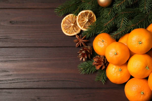 Flat Lay Christmas Composition Fresh Tangerines Wooden Table Space Text — Stock Photo, Image