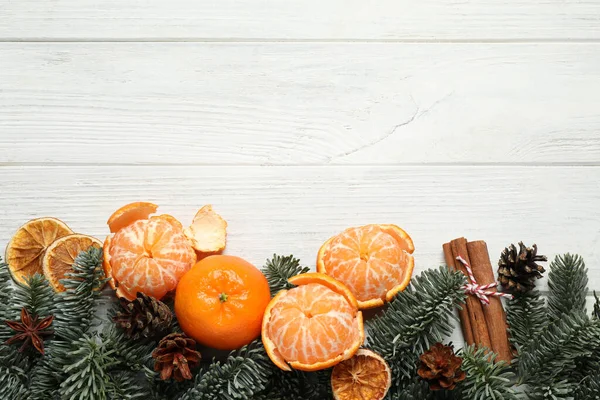 Plochá Ležela Vánoční Kompozice Čerstvými Mandarinkami Bílém Dřevěném Stole Mezera — Stock fotografie