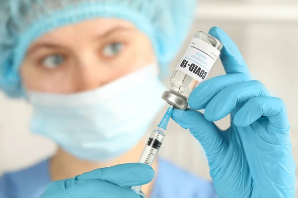 Läkaren Fyller Sprutan Med Coronavirus Vaccin Laboratorium Fokusera Händerna — Stockfoto