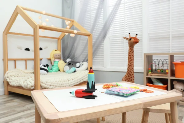 Lindo Interior Habitación Del Niño Con Juguetes Muebles Madera —  Fotos de Stock