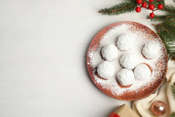 Composición Plana Con Sabrosas Galletas Bolas Nieve Navideñas Sobre Una — Foto de Stock