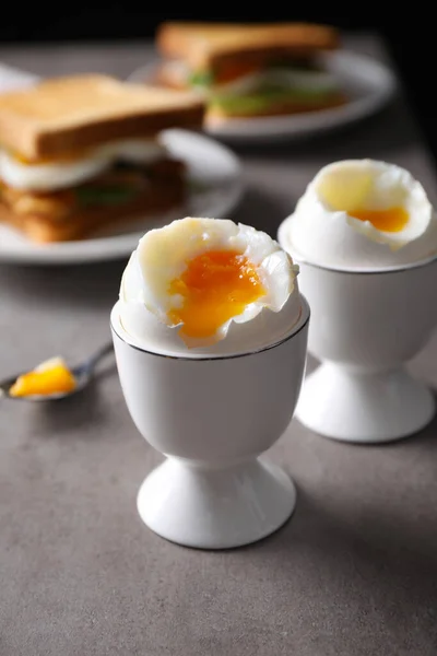 Мягкие Вареные Яйца Подаются Завтрак Сером Столе Крупным Планом — стоковое фото