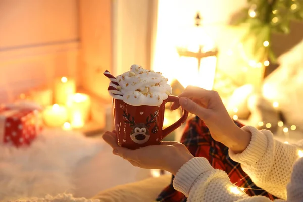 Mujer Sosteniendo Taza Deliciosa Bebida Con Crema Batida Interior Primer — Foto de Stock