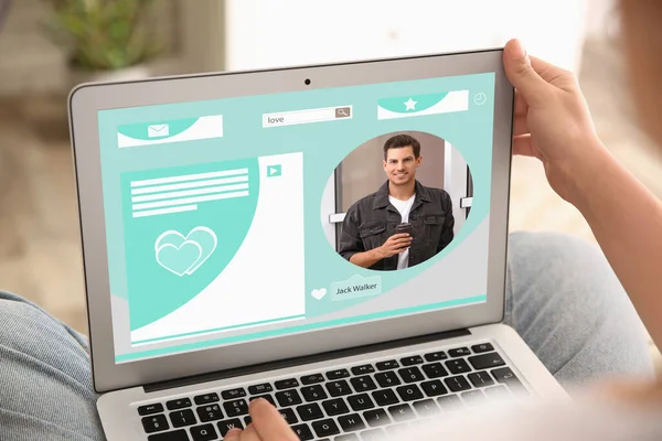 Молода Жінка Відвідує Сайт Знайомств Через Ноутбук Приміщенні Крупним Планом — стокове фото