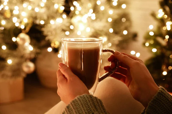 Frau Mit Trinkbecher Und Verschwommener Weihnachtsbeleuchtung Hintergrund Nahaufnahme — Stockfoto