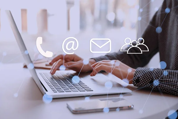 Hotline Dienst Vrouw Werken Laptop Aan Tafel Binnen Close — Stockfoto