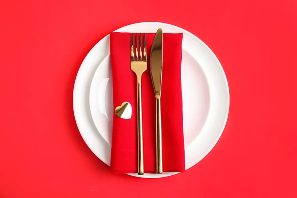 Prachtige Tafel Setting Voor Romantisch Diner Rode Achtergrond Bovenaanzicht Valentijnsdag — Stockfoto