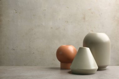 Gri masada boş seramik vazolar, metin için boşluk