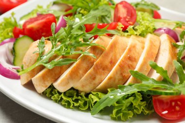 Et, roka ve sebzeli leziz salata, yakın plan.