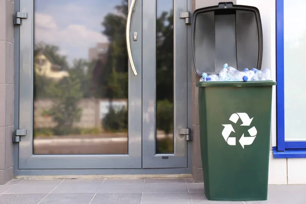 Wiele Używanych Plastikowych Butelek Koszu Śmieci Zewnątrz Problem Recyklingu — Zdjęcie stockowe