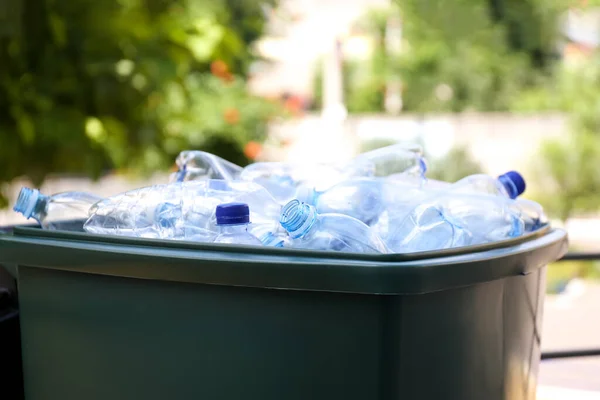 Mnoho Použitých Plastových Lahví Odpadkovém Koši Venku Detailní Problém Recyklace — Stock fotografie