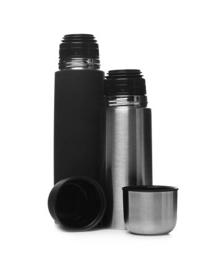 Farklı modern termoslar ve bardaklar beyaza izole edilmiş.