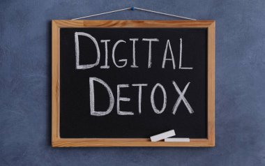 Gri arkaplanda DIGITAL DETOX yazan karatahta
